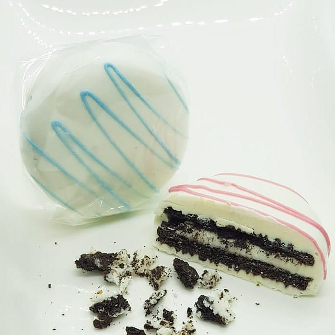 Oreo Biscuit Covered With White Chocolate.(pink)/شوكولا بسكوت اوريونتال ابيض مزيج زهر