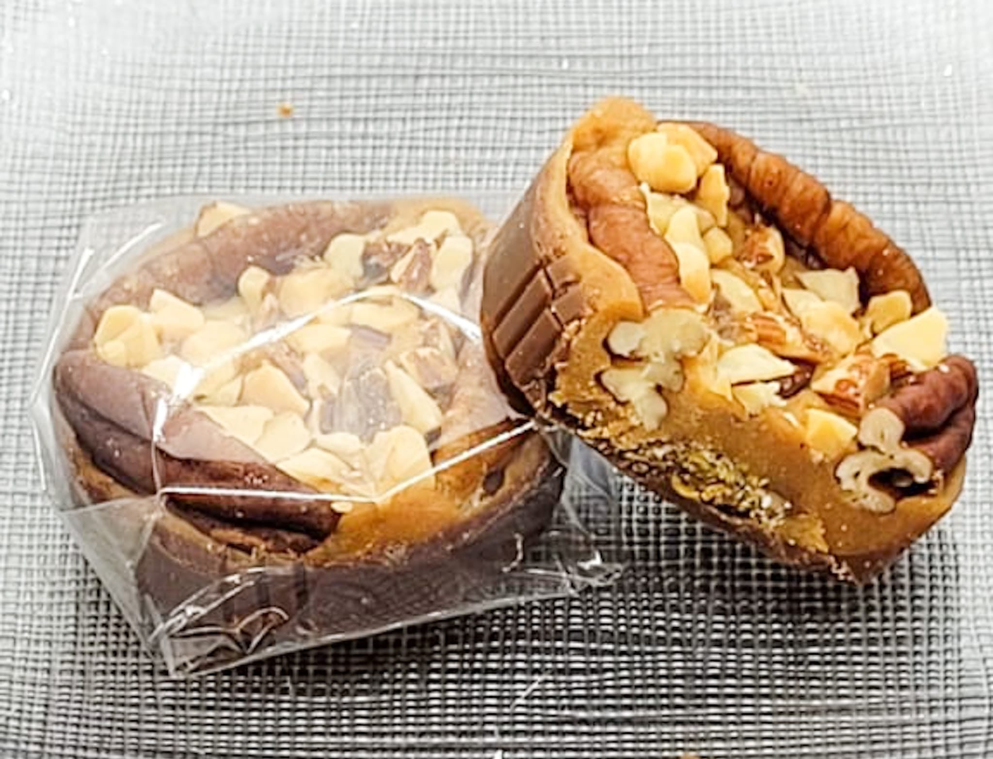 Chocolate Caramel Croquant Almond And Pecan/شوكولا كراميل كروكان لوز جوز بيكان حلو