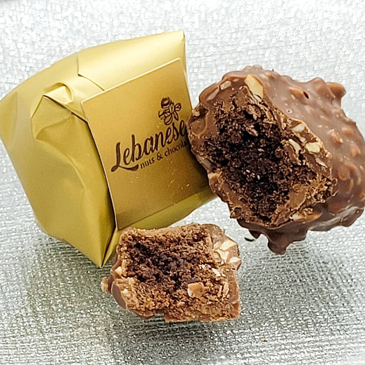 Chocolate Brownies With Almond/شوكولا براوني كسر لوز حلو